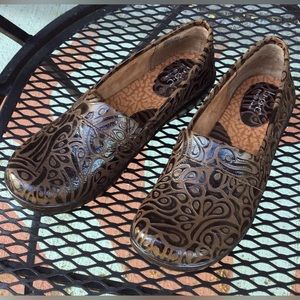 Born Concept size 7.5 women’s clogs. Leather uppers.